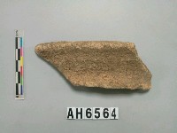 藏品(灰褐色夾砂陶口緣)的圖片